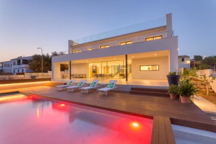 Casa moderna con piscina