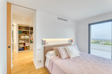 Dormitorio con vestidor